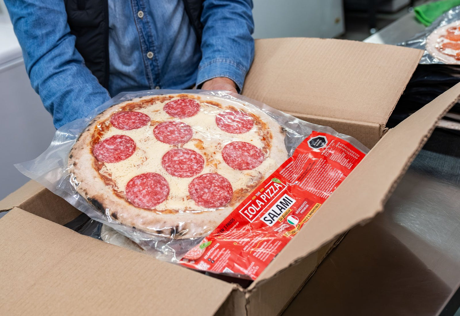 Pizza IOLA Salami empacada para despacho